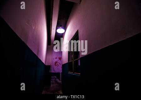 Maison hantée d'horreur sur le thème de l'hôpital, pièce secrète s'échapper. Banque D'Images