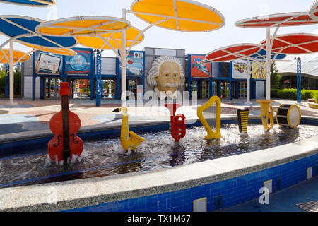 Dubaï, Émirats arabes unis, Janvier 09, 2019 : fontaine avec des instruments de musique faite de briques Lego, standing in a row Banque D'Images