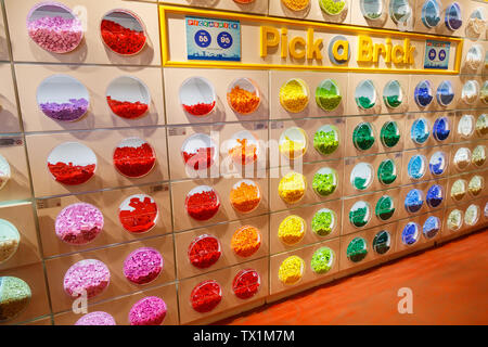 Dubaï, Émirats arabes unis, Janvier 09, 2019 : variété de jouets de construction de couleur sur des étagères dans un magasin à Legoland Banque D'Images