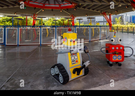 Dubaï, Émirats arabes unis, Janvier 09, 2019 : Beaux robots faites de briques Lego se tenir sur l'arrière-plan du carrousel Banque D'Images