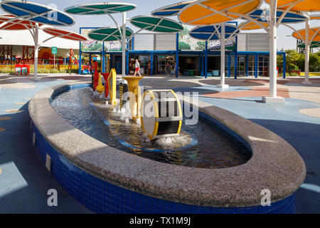 Dubaï, Émirats arabes unis, Janvier 09, 2019 : fontaine avec des instruments de musique faite de briques Lego, standing in a row Banque D'Images