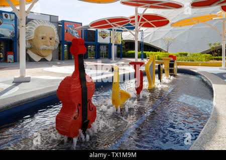 Dubaï, Émirats arabes unis, Janvier 09, 2019 : fontaine avec des instruments de musique faite de briques Lego, standing in a row Banque D'Images