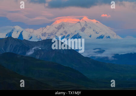 Lever du soleil sur le mont Denali (mt Mckinley) avec pointe de Stony alpenglow rouge donnent sur le dôme. Le Parc National Denali et préserver, Alaska, United States Banque D'Images