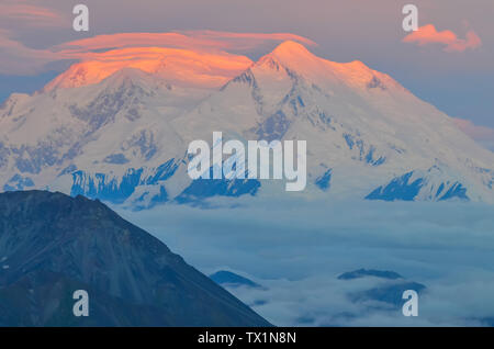 Lever du soleil sur le mont Denali (mt Mckinley) avec pointe de Stony alpenglow rouge donnent sur le dôme. Le Parc National Denali et préserver, Alaska, United States Banque D'Images