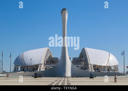 Sotchi, région de Krasnodar, Russie, 01 mai 2017 : Bol de la flamme olympique sur l'arrière-plan de la stade Fisht sur la place, les gagnants de l'attribution Banque D'Images