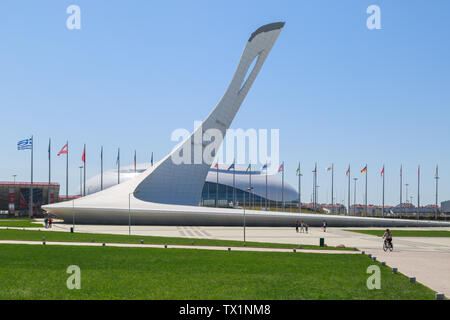 Sotchi, région de Krasnodar, Russie, 01 mai 2017 : Bol de la flamme olympique sur l'arrière-plan du stade de glace Bolchoï dôme sur l'attribution des carrés Banque D'Images