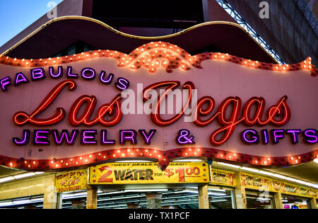 Boutique de souvenirs Neon Sign sur Fremont Street, le centre-ville de Las Vegas. Banque D'Images