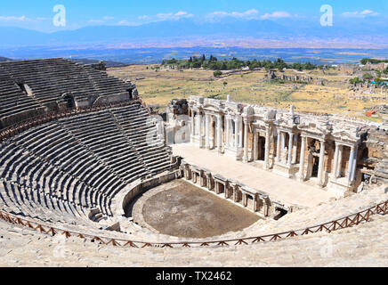 Ruines du théâtre à l'ancienne Hiérapolis, Pamukkale, Anatolie, Turquie. Site du patrimoine mondial de l'UNESCO Banque D'Images