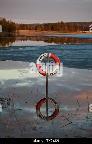 Belle soirée de printemps par le lac en Saebyvannet Våler kommune, au Maroc. Le lac est une partie de l'eau appelé système Morsavassdraget. Avril, 2011. Banque D'Images