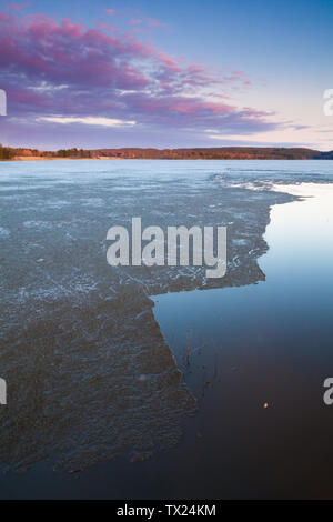 Belle soirée de printemps par le lac en Saebyvannet Våler kommune, au Maroc. Le lac est une partie de l'eau appelé système Morsavassdraget. Avril, 2011. Banque D'Images