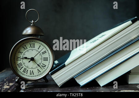 Livres et de réveils chérir temps temps de lecture Banque D'Images