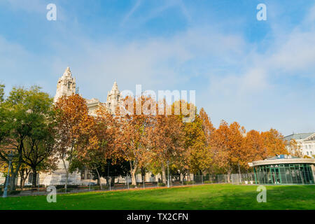 Beau paysage d'automne autour de la place de la liberté à Budapest, Hongrie Banque D'Images