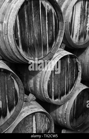 Des fûts de vin ou de bière empilées en noir et blanc Banque D'Images