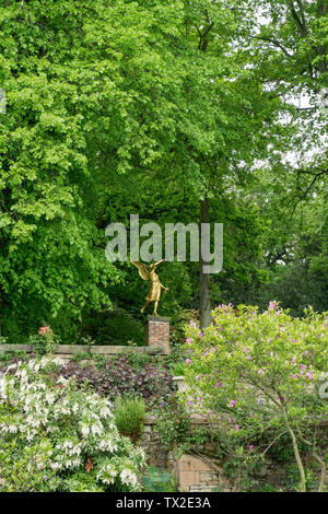L'Ange de la renommée statue érigée dans le jardins à l'Italienne à Renishaw Hall, Derbyshire, Royaume-Uni Banque D'Images