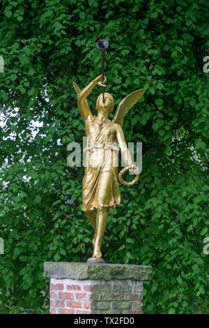 L'Ange de la renommée statue érigée dans le jardins à l'Italienne à Renishaw Hall, Derbyshire, Royaume-Uni Banque D'Images