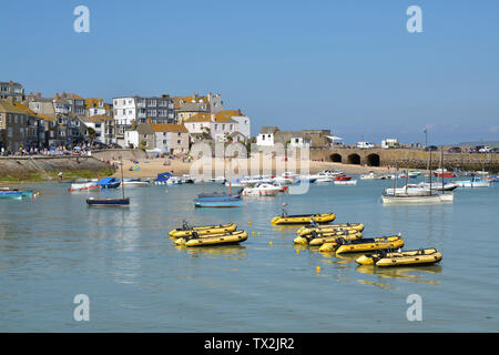 Le port de St Ives en Cornouailles (Royaume-Uni) à marée basse au début de matinée sous un ciel d'été bleu. Banque D'Images