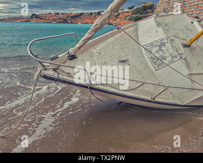 Yacht à voile sur la plage. Banque D'Images