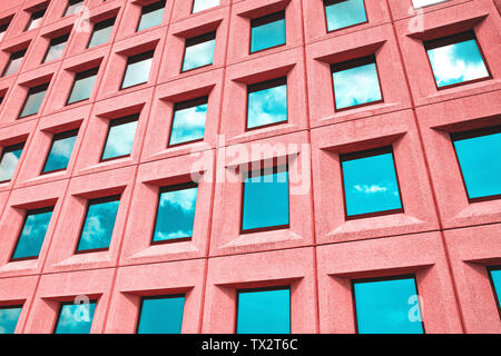 Modèle régulier de windows dans un bâtiment coloré Banque D'Images