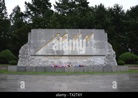 Kim Il-sung's signature finale sur le traité mettant fin à la guerre de Corée, gravé dans la pierre sur le côté nord de la zone démilitarisée (DMZ) Banque D'Images