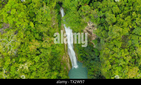 Vue de dessus de l'antenne Cascade jungle dans une forêt tropicale entourée de végétation verte. Mantayupan tombe dans la jungle de montagne. Philippines, Cebu. Banque D'Images