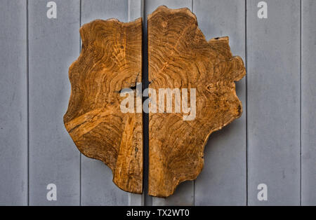 Poignée de porte faite de bois sculpté. Éléments de design décoratif. Banque D'Images