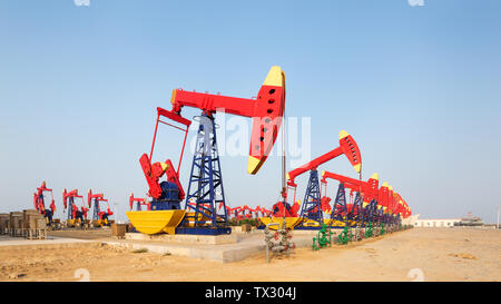 Voir de nombreuses unités de pompe avec oilfield Banque D'Images