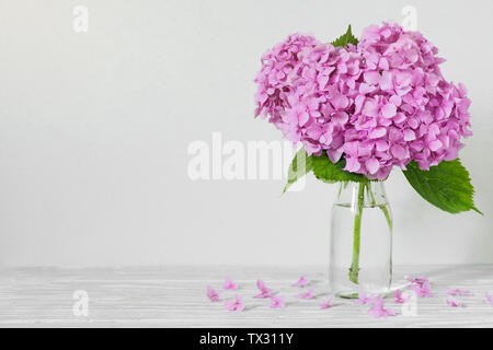 Nature morte avec une belle fleurs hortensia rose sur blanc table en bois avec copie espace. maison de vacances ou de mariage style minimaliste. Banque D'Images