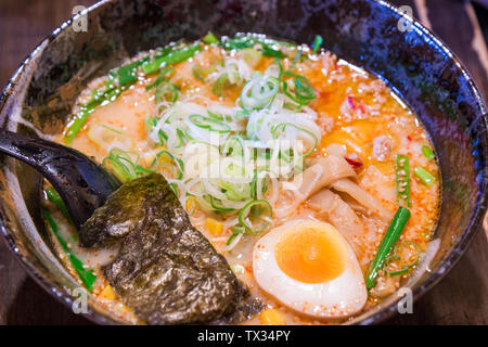 Le Japon et nouilles (Ramen) dans Bol en céramique / Japon la nourriture. Banque D'Images