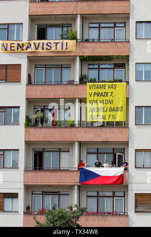 Prague, République tchèque - Le 23 juin 2019 : les gens sur un balcon bâtiments soutenir manifestations contre le premier ministre et ministre de la Justice Babis sur Letna avec des transparents. Démonstration, drapeau tchèque. Banque D'Images