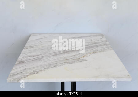 Table en marbre remplages sur mur en marbre attenante Banque D'Images
