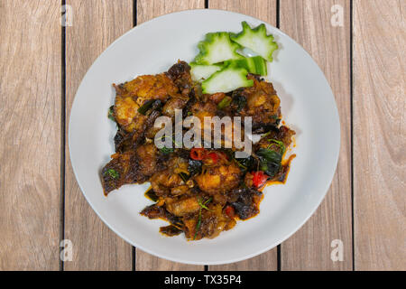 Pla phad duk krob (poisson-chat frit sauté avec pâte de curry), la nourriture thaïe. Banque D'Images