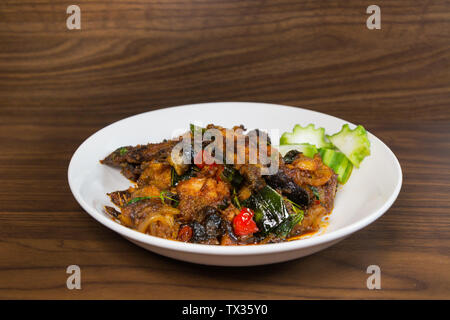 Pla phad duk krob (poisson-chat frit sauté avec pâte de curry), la nourriture thaïe. Banque D'Images