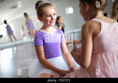 Groupe de petits ballerines filles faisant des exercices dans l'école de danse Banque D'Images