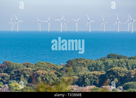 Rampion parcs offshore éoliennes dans la mer au large de la côte sud de l'Angleterre, Royaume-Uni, montrant la terre et du logement. L'énergie verte renouvelable. Le changement climatique. Banque D'Images