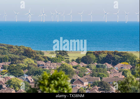 Rampion parcs offshore éoliennes dans la mer au large de la côte sud de l'Angleterre, Royaume-Uni, montrant la terre et du logement. L'énergie verte renouvelable. Le réchauffement climatique. Banque D'Images
