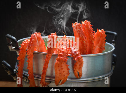 Le Crabe royal d'Alaska cuiseur vapeur cuit vapeur pot alimentaire sur les fruits de mer et légumes laitue avec fond sombre / crabe rouge Hokkaido Banque D'Images