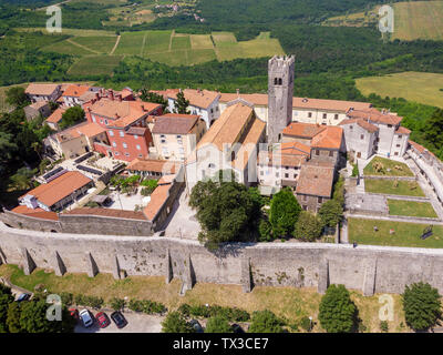 Vue aérienne de Motovun, une ville perchée en Istrie, Croatie Banque D'Images