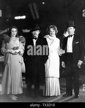 Josef von Sternberg et sa première femme RIZA ROYCE avec CARMEL MYERS et son mari RALPH BLUM À HOLLYWOOD une premiere 1930 Banque D'Images