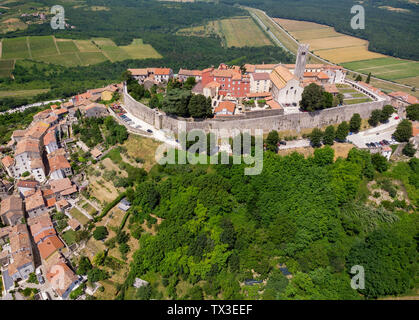 Vue aérienne de Motovun, une ville perchée en Istrie, Croatie Banque D'Images