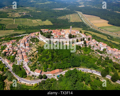 Vue aérienne de Motovun, une ville perchée en Istrie, Croatie Banque D'Images