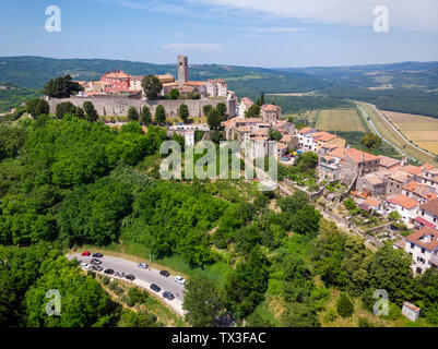 Vue aérienne de Motovun, une ville perchée en Istrie, Croatie Banque D'Images