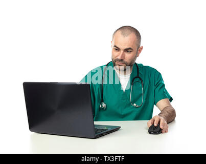 Portrait of caucasian woman uniforme vert, travailler avec un ordinateur portable isolé sur fond blanc Banque D'Images