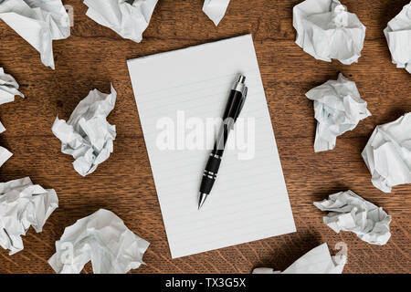 Vue du dessus du papier froissé blanc bordé de bloc-notes avec stylo Banque D'Images