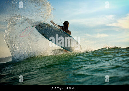 Surfer sur la vague de l'air derrière la capture, de l'océan, Sayulita Nayarit, Mexique Banque D'Images