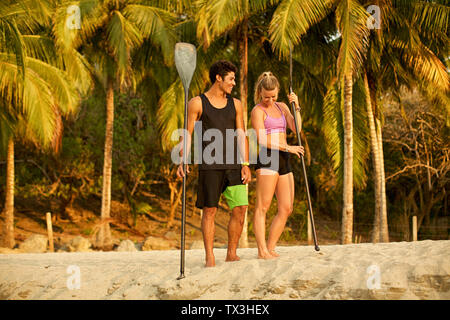 Jeune couple à la rame sur sunny, tropical beach Banque D'Images