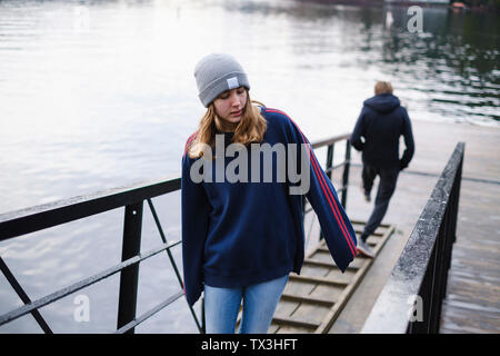 Teenage girl walking up ramp plus de Shawnigan Lake, British Columbia, Canada Banque D'Images