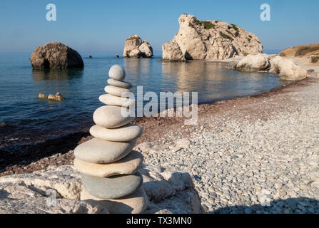 Un bloc de pierre en face de rocher d'Aphrodite (Petra tou Romiou), région, République de Chypre. Banque D'Images