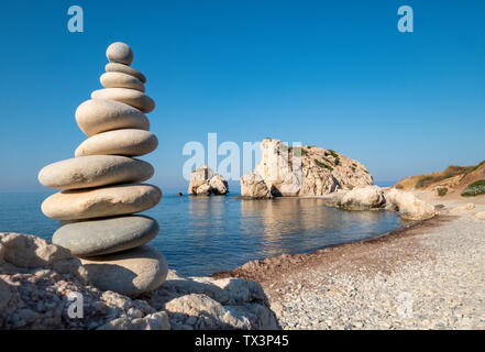 Un bloc de pierre en face de rocher d'Aphrodite (Petra tou Romiou), région, République de Chypre. Banque D'Images