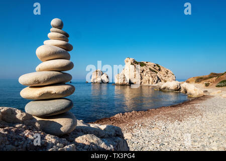 Un bloc de pierre en face de rocher d'Aphrodite (Petra tou Romiou), région, République de Chypre. Banque D'Images