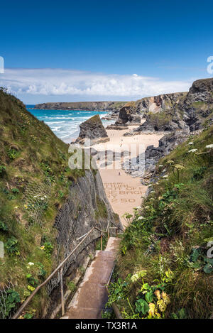 Les étapes raide menant à la plage à la robuste, spectaculaire Bedruthan Steps sur la côte nord des Cornouailles. Banque D'Images